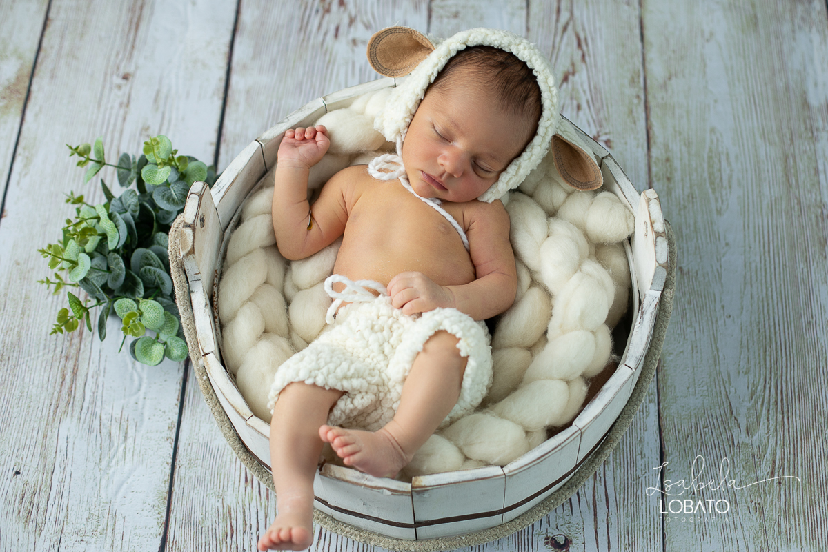 ensaio-newborn-fotografia-de-bebe-recem-nascido-book-de-recem-nascido-fotografa-de-recem-nascido-em-barbacena-alto-rio-doce-capela-nova-cipotanea-senhora-dos-remeidios-carndai-melhor-fototgrafa-de-barbacena-e-regiao-isabela-lobato-estudio-fotografico-bebe