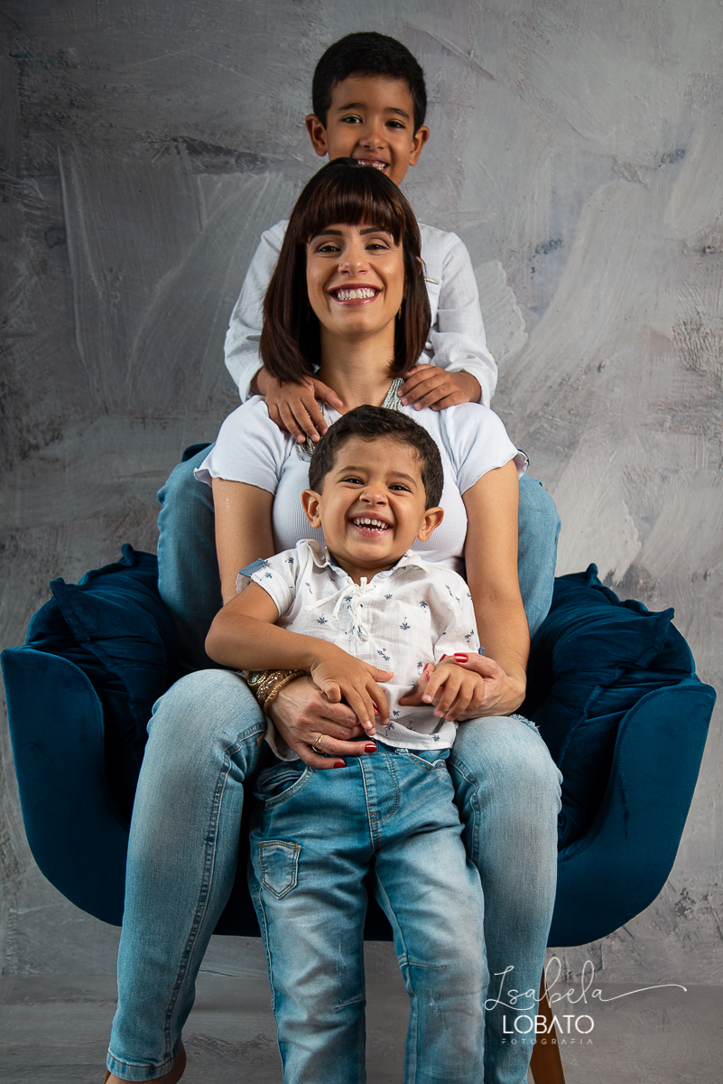 ensaio-fotografico-dia-das-maes-2021-dia-das-maes-2021-amor-de-mae-mundo-azul-filhos-ensaio-mae-e-filhos-mae-&-filho-mii-sessao-dia-das-maes-estudio-fotografico-em-barbacena--melhor-fotografa-de-barbacena-isabela-lobato-fotografia-foto-dia-das-maes-2021
