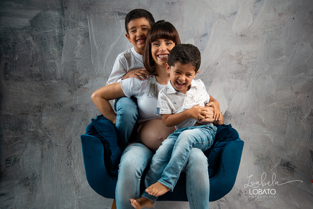 ensaio-fotografico-dia-das-maes-2021-dia-das-maes-2021-amor-de-mae-mundo-azul-filhos-ensaio-mae-e-filhos-mae-&-filho-mii-sessao-dia-das-maes-estudio-fotografico-em-barbacena--melhor-fotografa-de-barbacena-isabela-lobato-fotografia-foto-dia-das-maes-2021