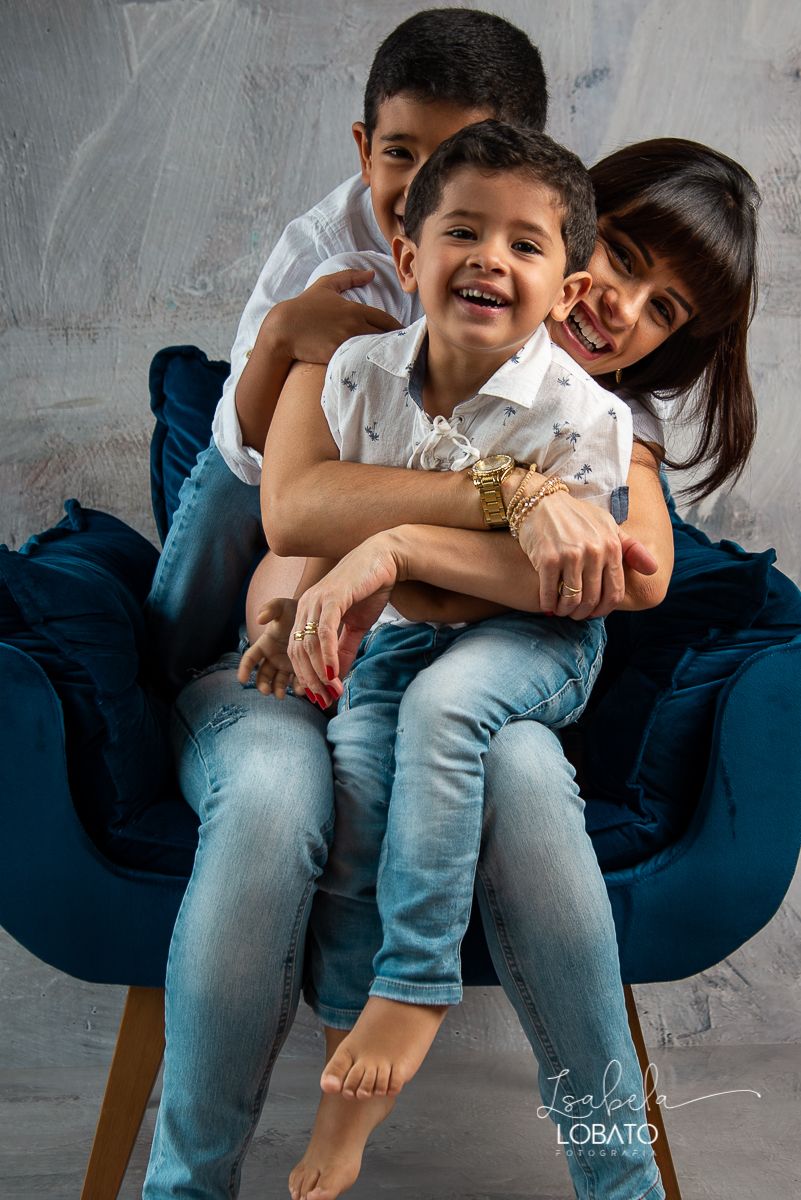 ensaio-fotografico-dia-das-maes-2021-dia-das-maes-2021-amor-de-mae-mundo-azul-filhos-ensaio-mae-e-filhos-mae-&-filho-mii-sessao-dia-das-maes-estudio-fotografico-em-barbacena--melhor-fotografa-de-barbacena-isabela-lobato-fotografia-foto-dia-das-maes-2021