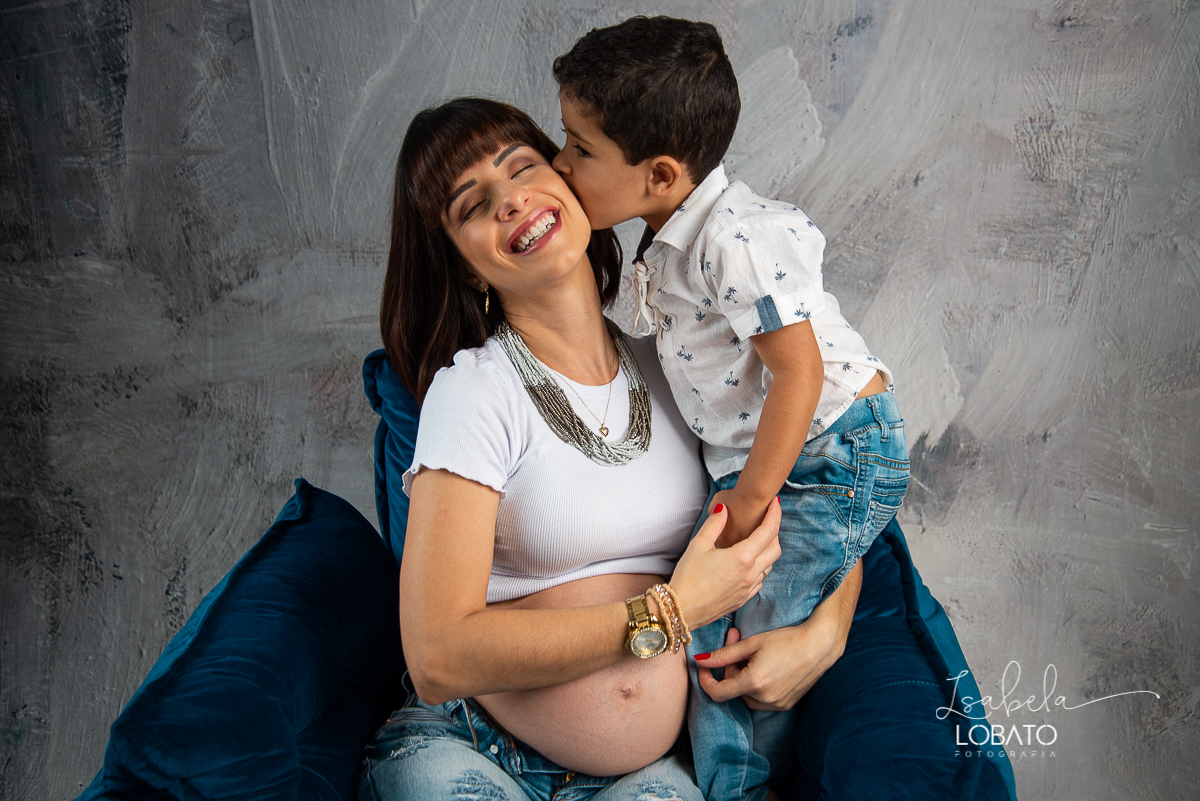 ensaio-fotografico-dia-das-maes-2021-dia-das-maes-2021-amor-de-mae-mundo-azul-filhos-ensaio-mae-e-filhos-mae-&-filho-mii-sessao-dia-das-maes-estudio-fotografico-em-barbacena--melhor-fotografa-de-barbacena-isabela-lobato-fotografia-foto-dia-das-maes-2021