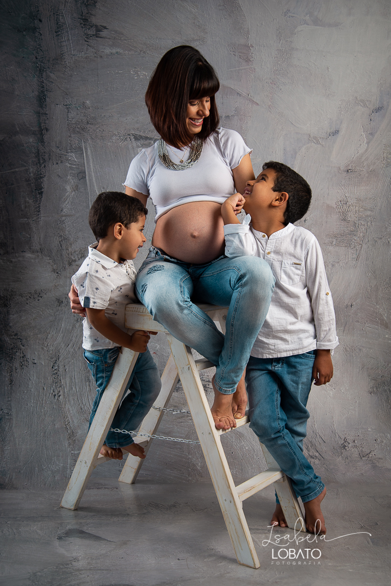 ensaio-fotografico-dia-das-maes-2021-dia-das-maes-2021-amor-de-mae-mundo-azul-filhos-ensaio-mae-e-filhos-mae-&-filho-mii-sessao-dia-das-maes-estudio-fotografico-em-barbacena--melhor-fotografa-de-barbacena-isabela-lobato-fotografia-foto-dia-das-maes-2021