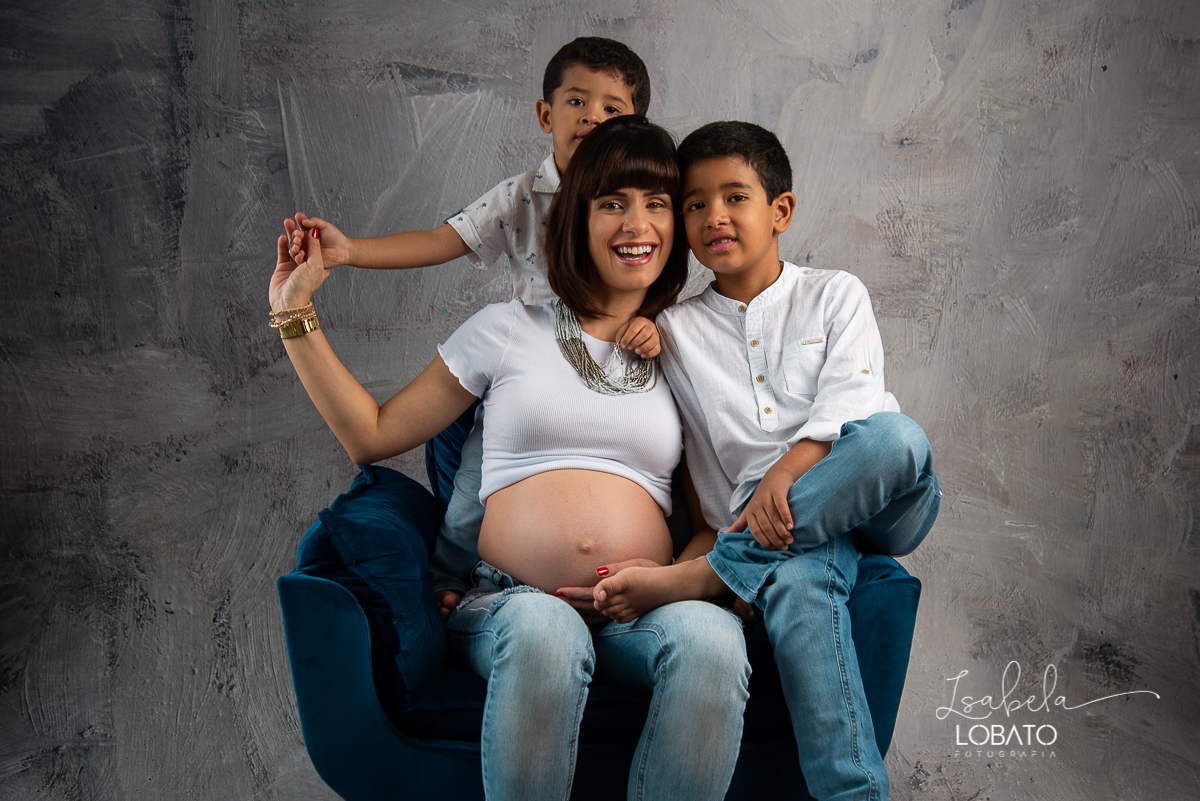 ensaio-fotografico-dia-das-maes-2021-dia-das-maes-2021-amor-de-mae-mundo-azul-filhos-ensaio-mae-e-filhos-mae-&-filho-mii-sessao-dia-das-maes-estudio-fotografico-em-barbacena--melhor-fotografa-de-barbacena-isabela-lobato-fotografia-foto-dia-das-maes-2021