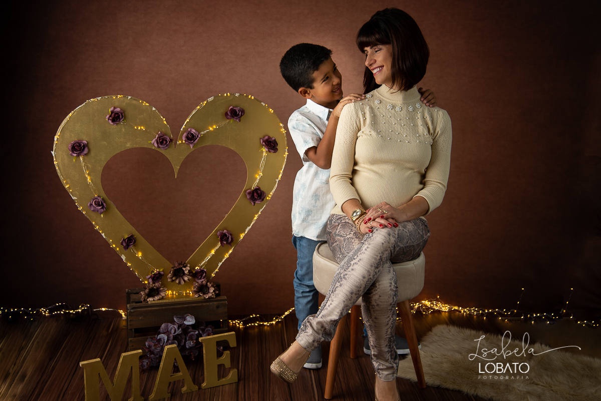 ensaio-fotografico-dia-das-maes-2021-dia-das-maes-2021-amor-de-mae-mundo-azul-filhos-ensaio-mae-e-filhos-mae-&-filho-mii-sessao-dia-das-maes-estudio-fotografico-em-barbacena--melhor-fotografa-de-barbacena-isabela-lobato-fotografia-foto-dia-das-maes-2021
