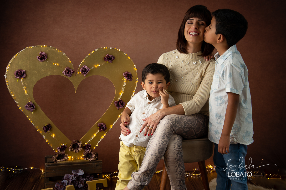 ensaio-fotografico-dia-das-maes-2021-dia-das-maes-2021-amor-de-mae-mundo-azul-filhos-ensaio-mae-e-filhos-mae-&-filho-mii-sessao-dia-das-maes-estudio-fotografico-em-barbacena--melhor-fotografa-de-barbacena-isabela-lobato-fotografia-foto-dia-das-maes-2021