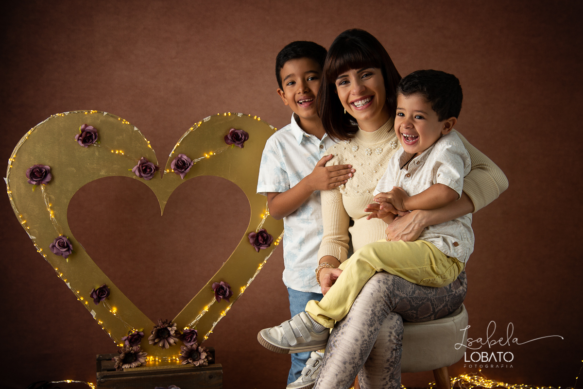 ensaio-fotografico-dia-das-maes-2021-dia-das-maes-2021-amor-de-mae-mundo-azul-filhos-ensaio-mae-e-filhos-mae-&-filho-mii-sessao-dia-das-maes-estudio-fotografico-em-barbacena--melhor-fotografa-de-barbacena-isabela-lobato-fotografia-foto-dia-das-maes-2021