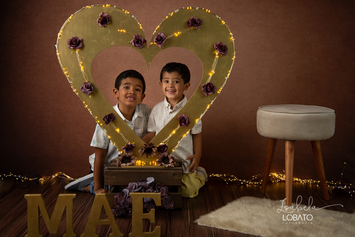 ensaio-fotografico-dia-das-maes-2021-dia-das-maes-2021-amor-de-mae-mundo-azul-filhos-ensaio-mae-e-filhos-mae-&-filho-mii-sessao-dia-das-maes-estudio-fotografico-em-barbacena--melhor-fotografa-de-barbacena-isabela-lobato-fotografia-foto-dia-das-maes-2021