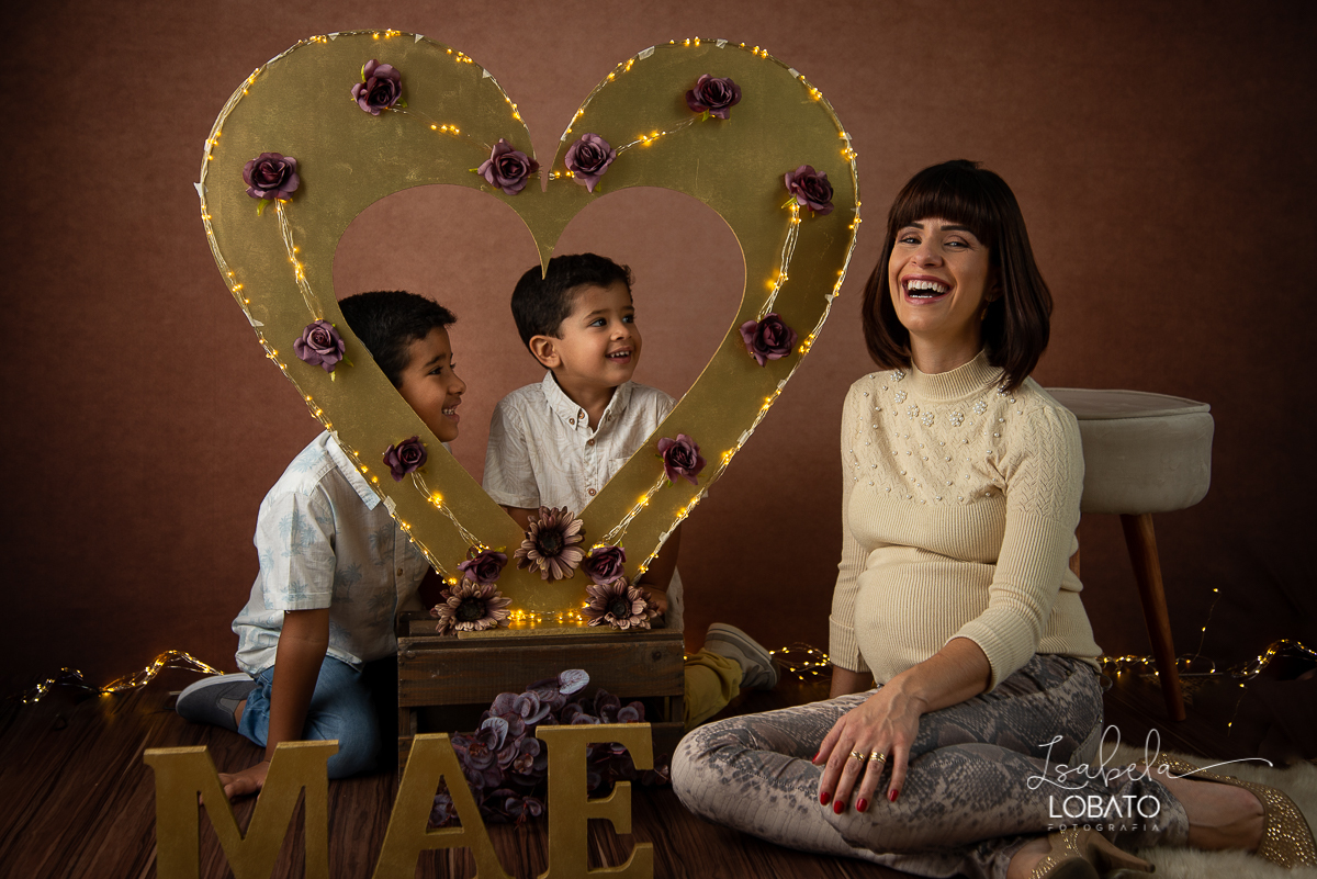 ensaio-fotografico-dia-das-maes-2021-dia-das-maes-2021-amor-de-mae-mundo-azul-filhos-ensaio-mae-e-filhos-mae-&-filho-mii-sessao-dia-das-maes-estudio-fotografico-em-barbacena--melhor-fotografa-de-barbacena-isabela-lobato-fotografia-foto-dia-das-maes-2021