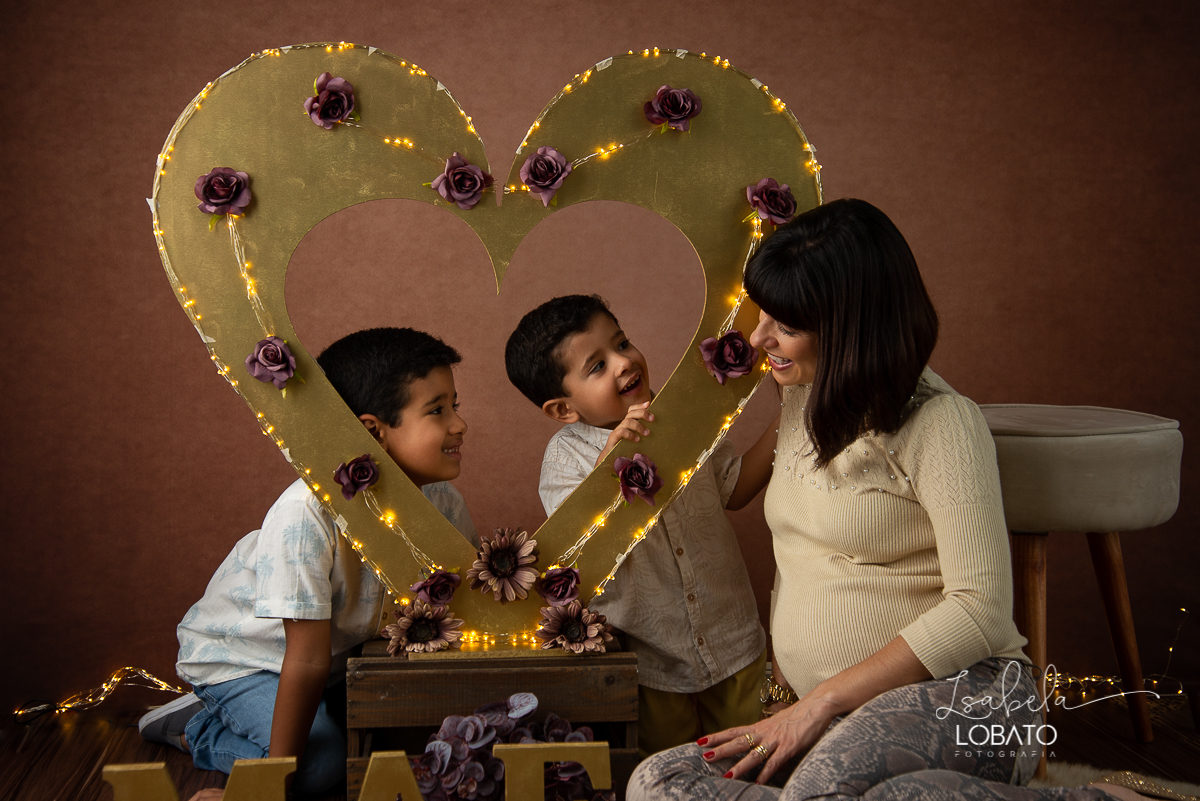 ensaio-fotografico-dia-das-maes-2021-dia-das-maes-2021-amor-de-mae-mundo-azul-filhos-ensaio-mae-e-filhos-mae-&-filho-mii-sessao-dia-das-maes-estudio-fotografico-em-barbacena--melhor-fotografa-de-barbacena-isabela-lobato-fotografia-foto-dia-das-maes-2021