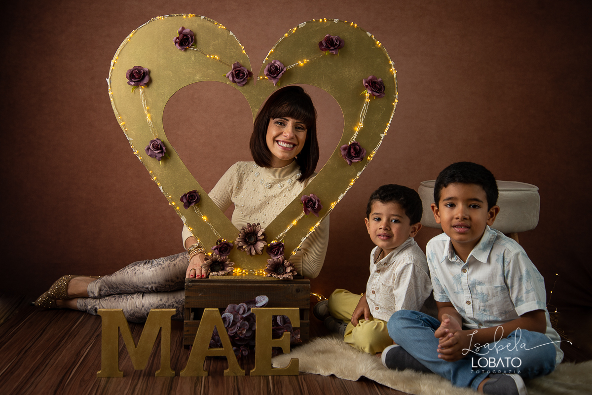 ensaio-fotografico-dia-das-maes-2021-dia-das-maes-2021-amor-de-mae-mundo-azul-filhos-ensaio-mae-e-filhos-mae-&-filho-mii-sessao-dia-das-maes-estudio-fotografico-em-barbacena--melhor-fotografa-de-barbacena-isabela-lobato-fotografia-foto-dia-das-maes-2021