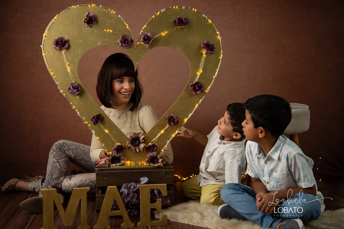 ensaio-fotografico-dia-das-maes-2021-dia-das-maes-2021-amor-de-mae-mundo-azul-filhos-ensaio-mae-e-filhos-mae-&-filho-mii-sessao-dia-das-maes-estudio-fotografico-em-barbacena--melhor-fotografa-de-barbacena-isabela-lobato-fotografia-foto-dia-das-maes-2021