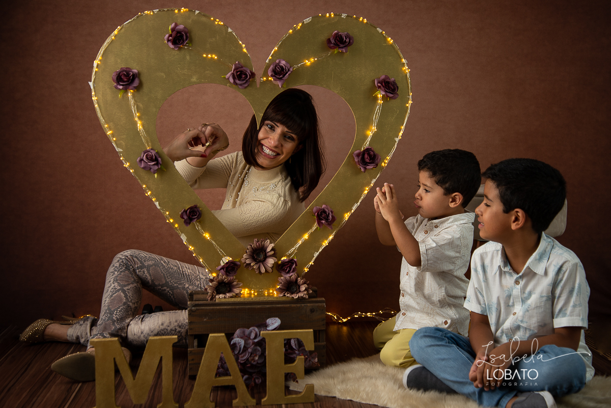 ensaio-fotografico-dia-das-maes-2021-dia-das-maes-2021-amor-de-mae-mundo-azul-filhos-ensaio-mae-e-filhos-mae-&-filho-mii-sessao-dia-das-maes-estudio-fotografico-em-barbacena--melhor-fotografa-de-barbacena-isabela-lobato-fotografia-foto-dia-das-maes-2021