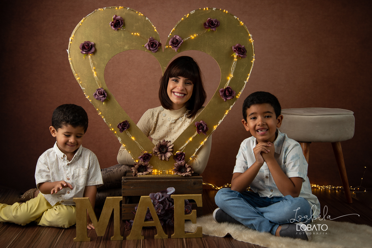 ensaio-fotografico-dia-das-maes-2021-dia-das-maes-2021-amor-de-mae-mundo-azul-filhos-ensaio-mae-e-filhos-mae-&-filho-mii-sessao-dia-das-maes-estudio-fotografico-em-barbacena--melhor-fotografa-de-barbacena-isabela-lobato-fotografia-foto-dia-das-maes-2021