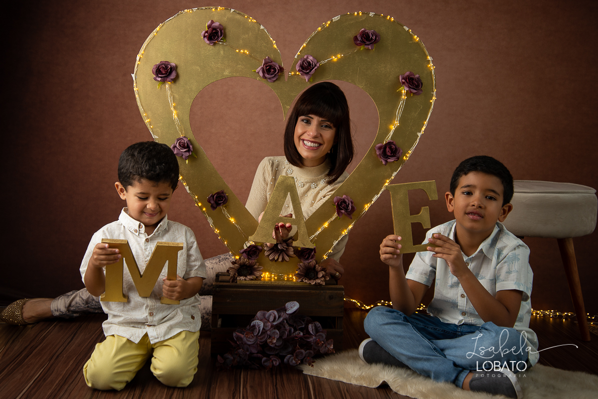 ensaio-fotografico-dia-das-maes-2021-dia-das-maes-2021-amor-de-mae-mundo-azul-filhos-ensaio-mae-e-filhos-mae-&-filho-mii-sessao-dia-das-maes-estudio-fotografico-em-barbacena--melhor-fotografa-de-barbacena-isabela-lobato-fotografia-foto-dia-das-maes-2021