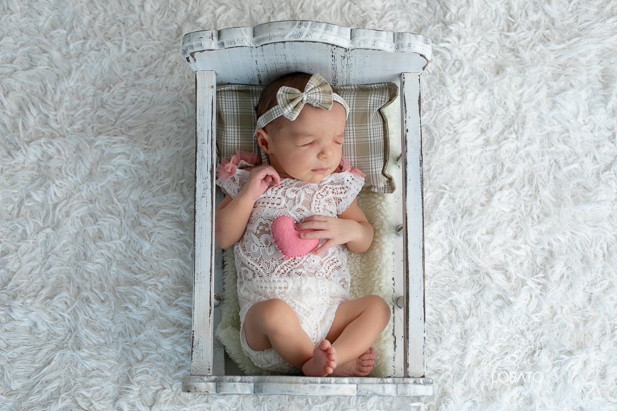 ensaio-newborn-fotografia-de-bebe-recem-nascido-book-de-recem-nascido-fotografa-de-recem-nascido-em-barbacena-alto-rio-doce-capela-nova-cipotanea-senhora-dos-remeidios-carndai-melhor-fototgrafa-de-barbacena-e-regiao-isabela-lobato-estudio-fotografico-bebe