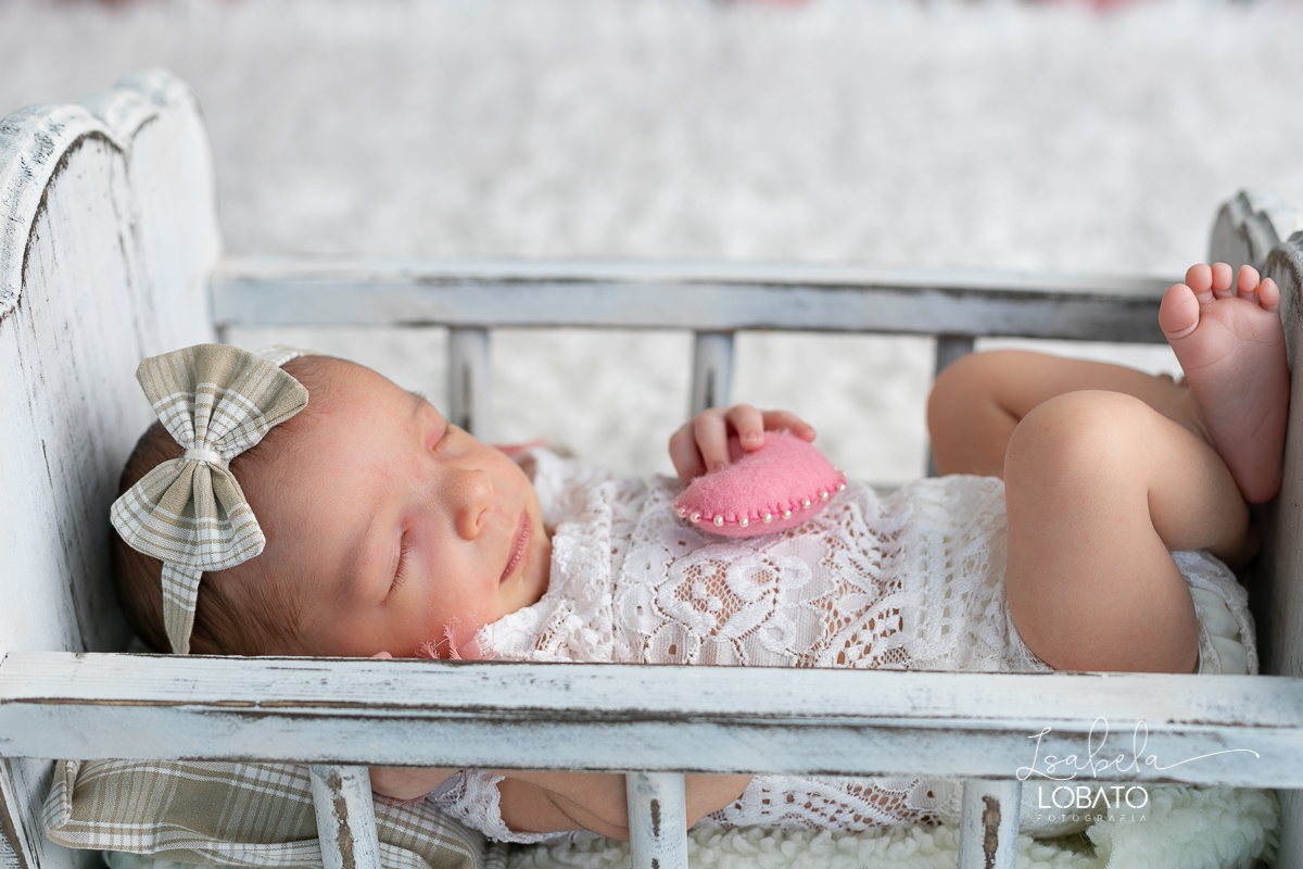 ensaio-newborn-fotografia-de-bebe-recem-nascido-book-de-recem-nascido-fotografa-de-recem-nascido-em-barbacena-alto-rio-doce-capela-nova-cipotanea-senhora-dos-remeidios-carndai-melhor-fototgrafa-de-barbacena-e-regiao-isabela-lobato-estudio-fotografico-bebe