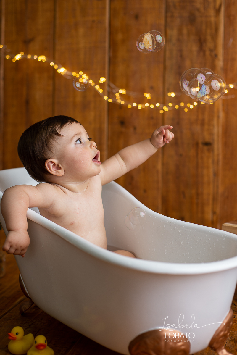 ensaio-a-hora-do-banho-splashy-baby-bebe-na-banheira-banho-de-bebe-fotografa-infantil-book-de-bebe-fases-do-bebe-acompanhamento-fotografico-infantil-fotografa-em-barbacena-antonio-carlos-cipotanea-dores-de-campos-barroso-carandai-estudio-fotografico-em-bq