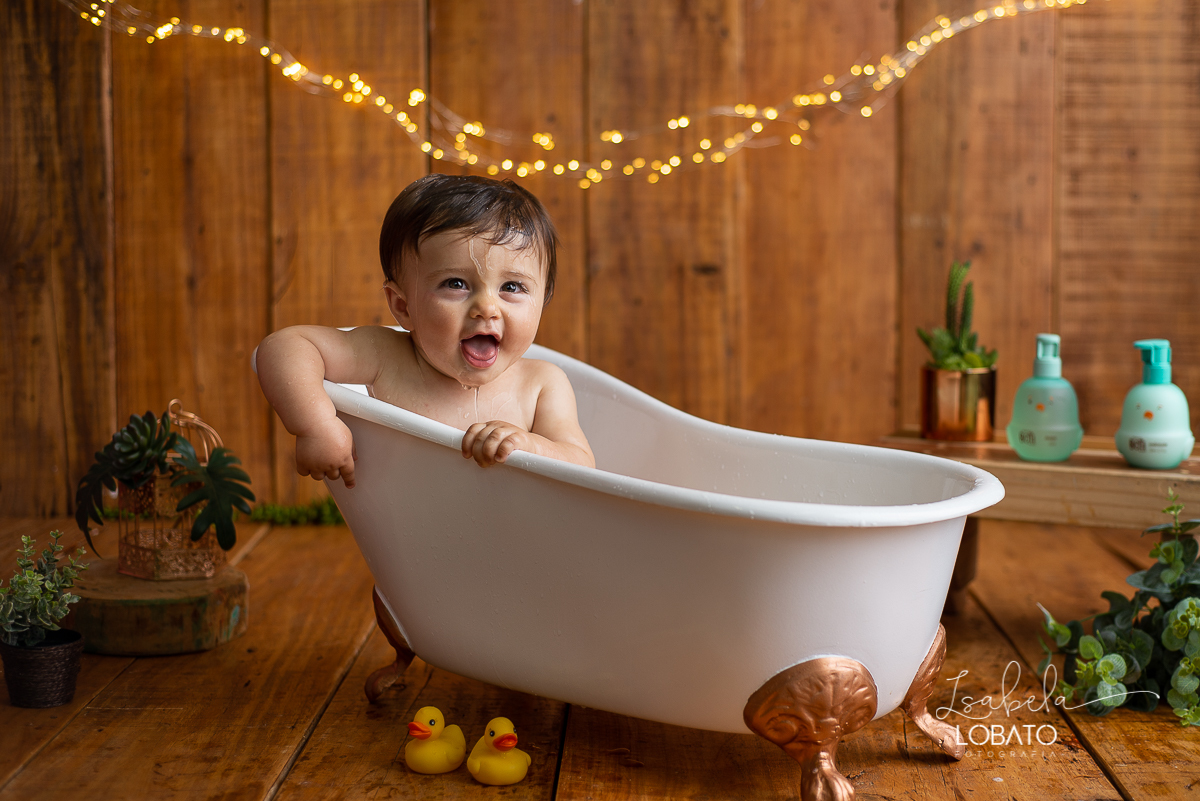 ensaio-a-hora-do-banho-splashy-baby-bebe-na-banheira-banho-de-bebe-fotografa-infantil-book-de-bebe-fases-do-bebe-acompanhamento-fotografico-infantil-fotografa-em-barbacena-antonio-carlos-cipotanea-dores-de-campos-barroso-carandai-estudio-fotografico-em-bq