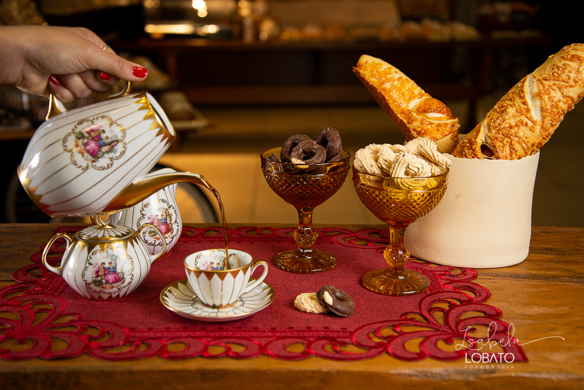 foto-de-padaria-foto-de-pao-frances-pao-de-sal-pao-massa-grossa-emporio-padaria-pao-de-queijo-cafe-bolo-de-chocolate-bolo-de-cenoura-biscoitos-pastel-de-belem-pao-massa-fina-pao-doce-queijo-minas-croassant-cafe-com-leite-foto-de-cafe-foto-d-lanche-gourmet