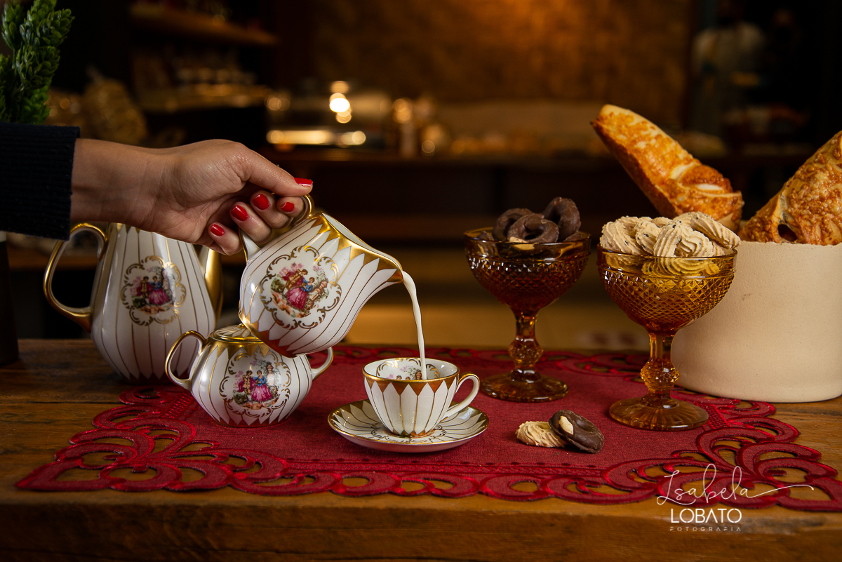 foto-de-padaria-foto-de-pao-frances-pao-de-sal-pao-massa-grossa-emporio-padaria-pao-de-queijo-cafe-bolo-de-chocolate-bolo-de-cenoura-biscoitos-pastel-de-belem-pao-massa-fina-pao-doce-queijo-minas-croassant-cafe-com-leite-foto-de-cafe-foto-d-lanche-gourmet