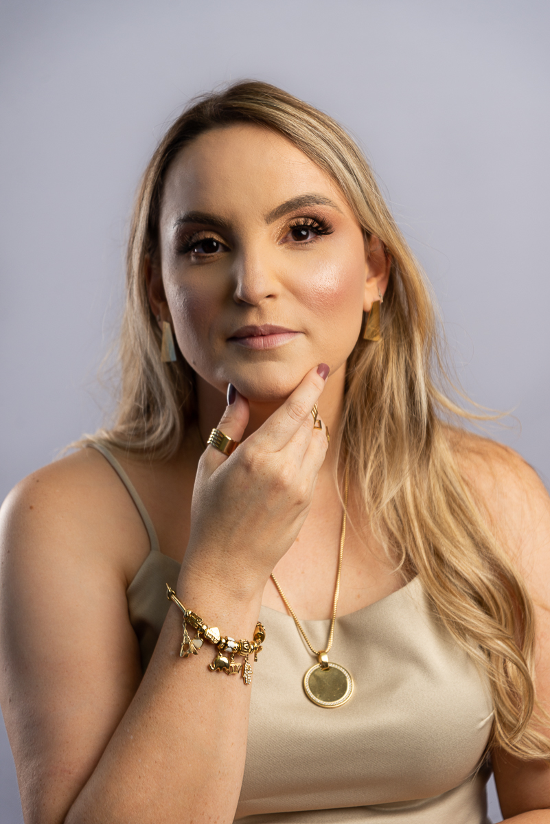 fotografia-publicitária-foto-biografia-retratos-retrato-corporativo-retrato-feminino-ensaio-feminino-estudio-fotografia-para-empresas-foto-de-empreendedor-fotografa-de-joias-semijoias-em-aço-emporio-do-aco-jf-isabela-lobato-fotografia-barbacena-e-regiao