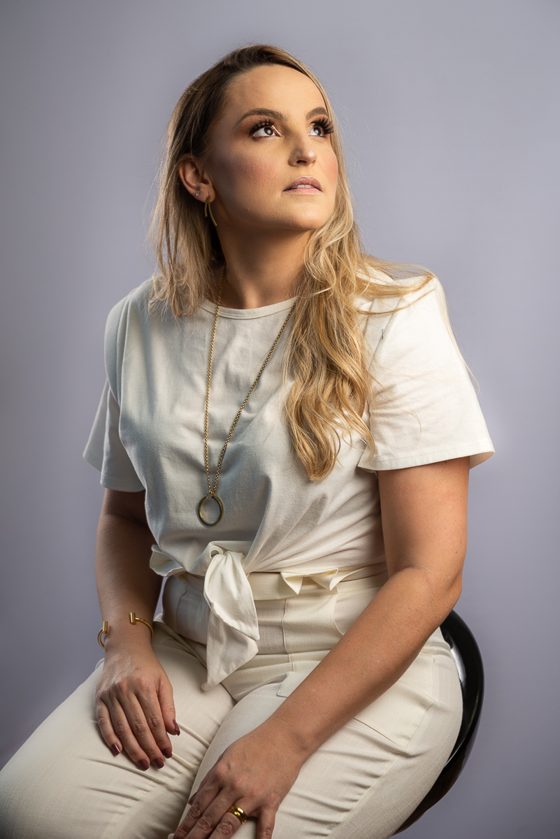 fotografia-publicitária-foto-biografia-retratos-retrato-corporativo-retrato-feminino-ensaio-feminino-estudio-fotografia-para-empresas-foto-de-empreendedor-fotografa-de-joias-semijoias-em-aço-emporio-do-aco-jf-isabela-lobato-fotografia-barbacena-e-regiao