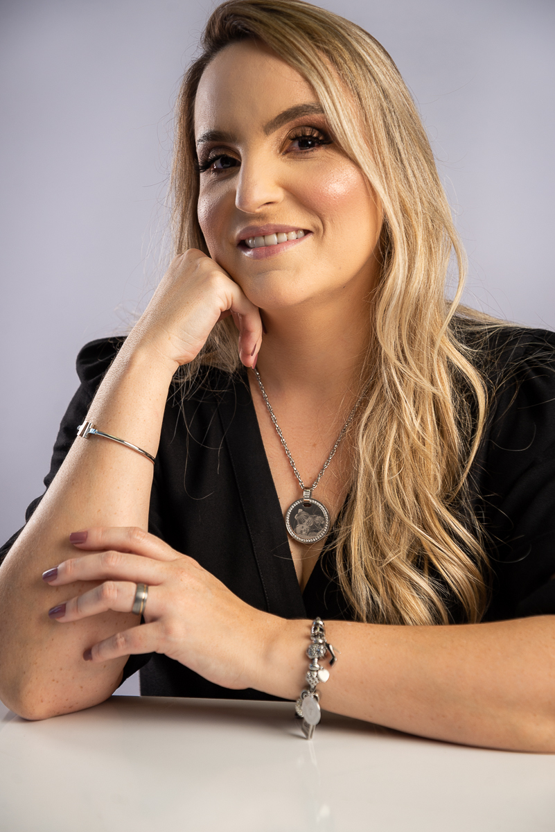 fotografia-publicitária-foto-biografia-retratos-retrato-corporativo-retrato-feminino-ensaio-feminino-estudio-fotografia-para-empresas-foto-de-empreendedor-fotografa-de-joias-semijoias-em-aço-emporio-do-aco-jf-isabela-lobato-fotografia-barbacena-e-regiao