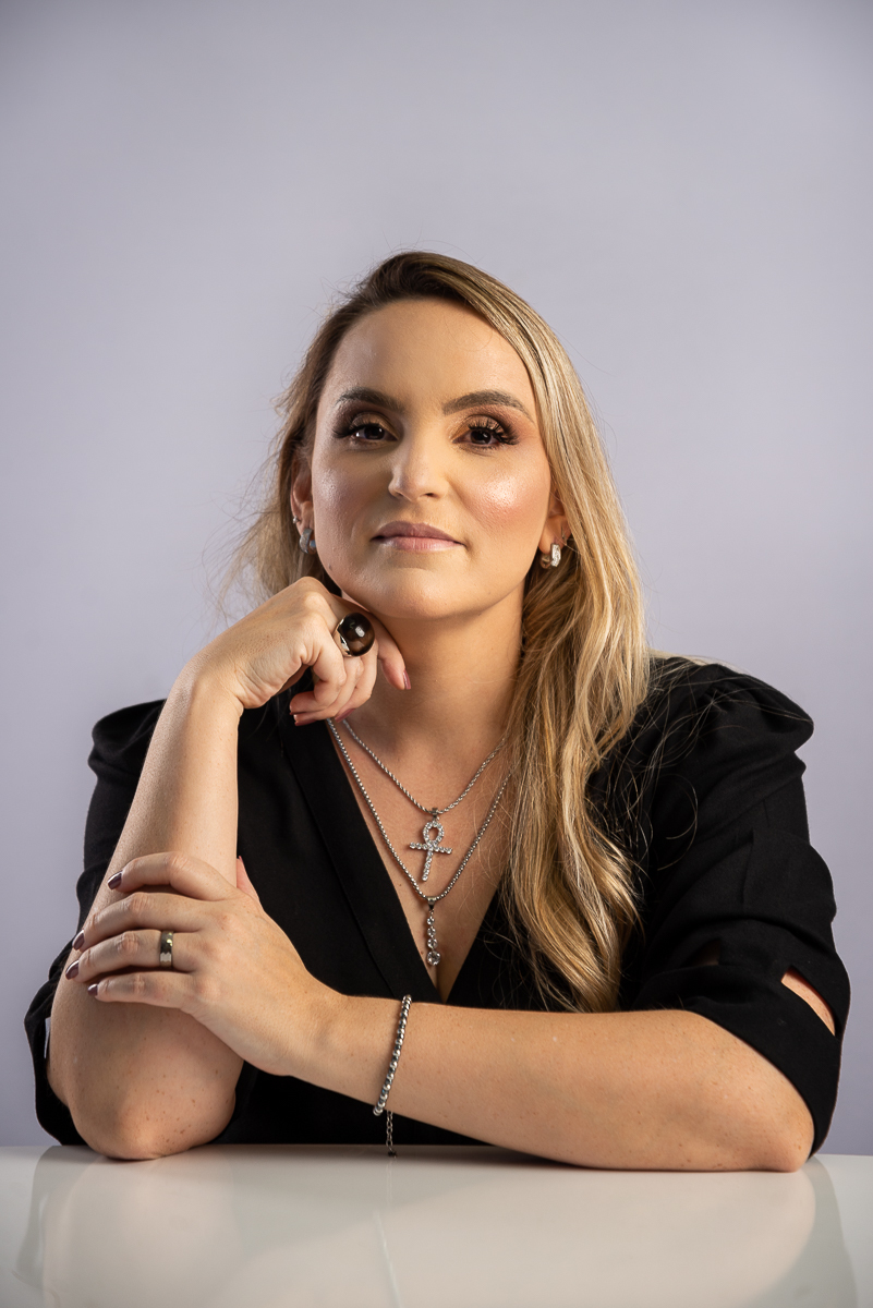 fotografia-publicitária-foto-biografia-retratos-retrato-corporativo-retrato-feminino-ensaio-feminino-estudio-fotografia-para-empresas-foto-de-empreendedor-fotografa-de-joias-semijoias-em-aço-emporio-do-aco-jf-isabela-lobato-fotografia-barbacena-e-regiao