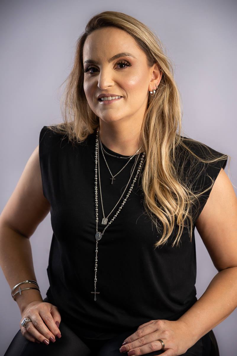 fotografia-publicitária-foto-biografia-retratos-retrato-corporativo-retrato-feminino-ensaio-feminino-estudio-fotografia-para-empresas-foto-de-empreendedor-fotografa-de-joias-semijoias-em-aço-emporio-do-aco-jf-isabela-lobato-fotografia-barbacena-e-regiao