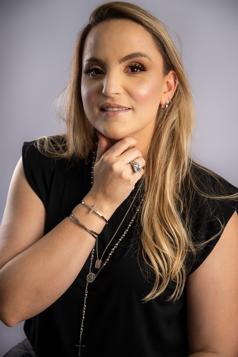 fotografia-publicitária-foto-biografia-retratos-retrato-corporativo-retrato-feminino-ensaio-feminino-estudio-fotografia-para-empresas-foto-de-empreendedor-fotografa-de-joias-semijoias-em-aço-emporio-do-aco-jf-isabela-lobato-fotografia-barbacena-e-regiao