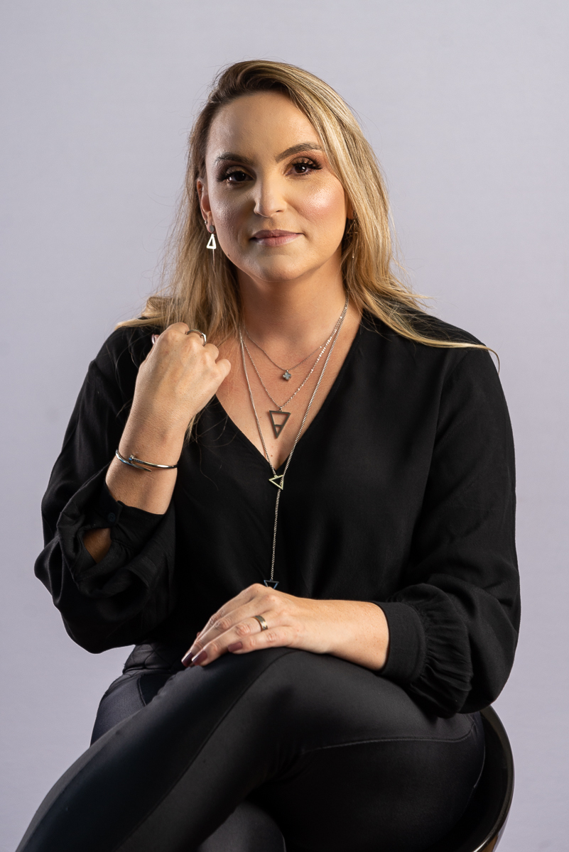 fotografia-publicitária-foto-biografia-retratos-retrato-corporativo-retrato-feminino-ensaio-feminino-estudio-fotografia-para-empresas-foto-de-empreendedor-fotografa-de-joias-semijoias-em-aço-emporio-do-aco-jf-isabela-lobato-fotografia-barbacena-e-regiao