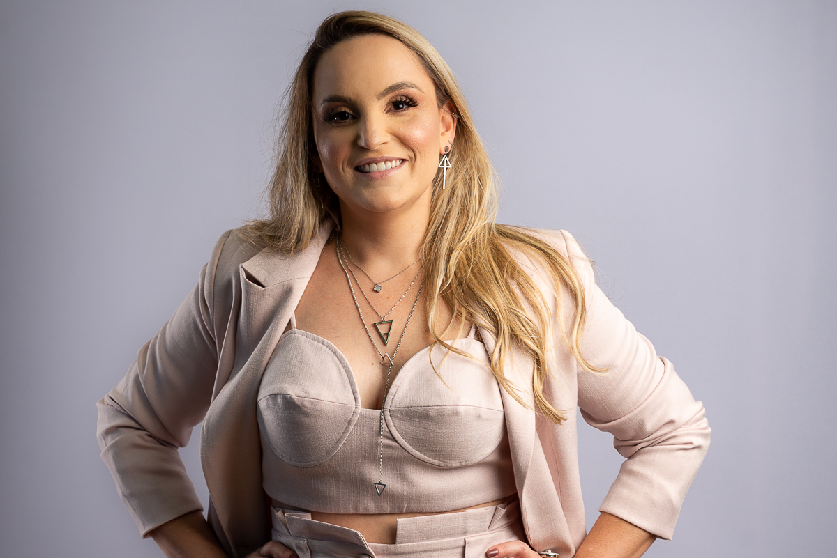 fotografia-publicitária-foto-biografia-retratos-retrato-corporativo-retrato-feminino-ensaio-feminino-estudio-fotografia-para-empresas-foto-de-empreendedor-fotografa-de-joias-semijoias-em-aço-emporio-do-aco-jf-isabela-lobato-fotografia-barbacena-e-regiao