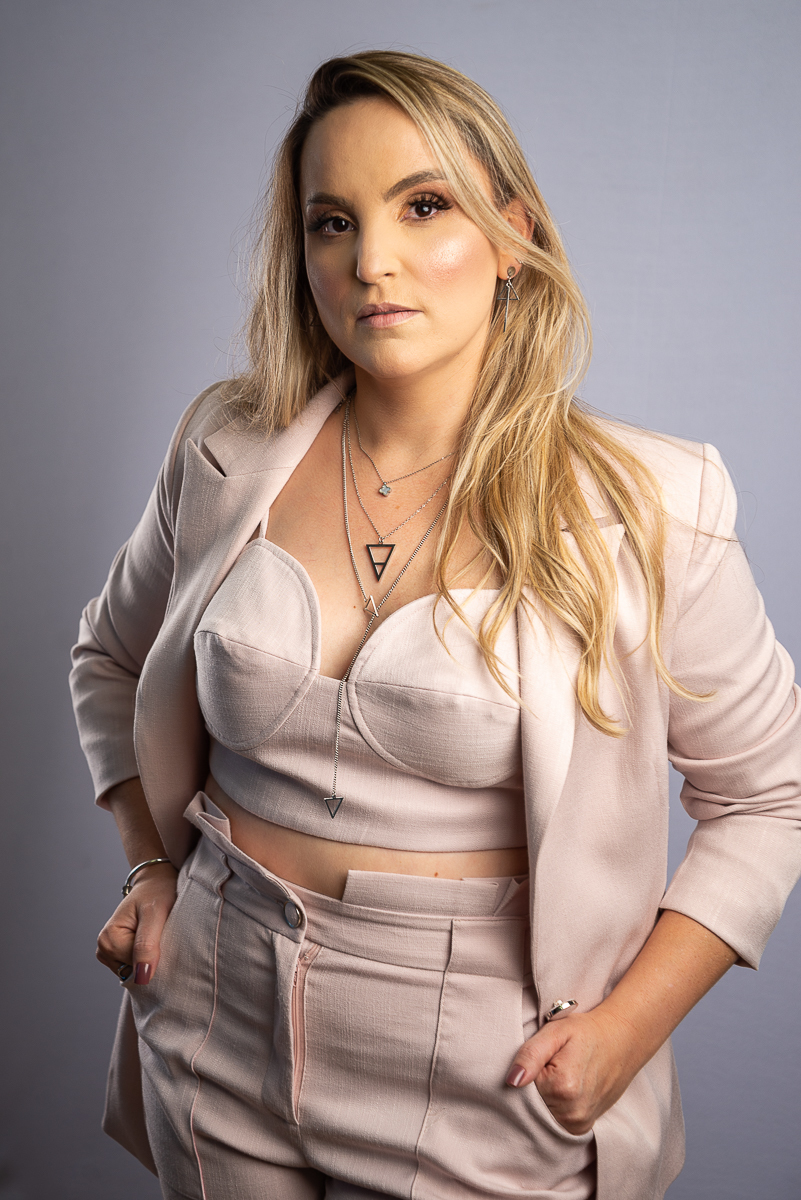 fotografia-publicitária-foto-biografia-retratos-retrato-corporativo-retrato-feminino-ensaio-feminino-estudio-fotografia-para-empresas-foto-de-empreendedor-fotografa-de-joias-semijoias-em-aço-emporio-do-aco-jf-isabela-lobato-fotografia-barbacena-e-regiao