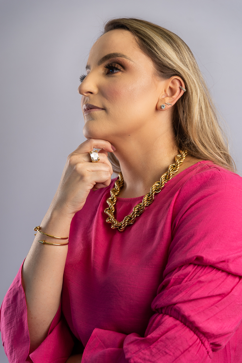 fotografia-publicitária-foto-biografia-retratos-retrato-corporativo-retrato-feminino-ensaio-feminino-estudio-fotografia-para-empresas-foto-de-empreendedor-fotografa-de-joias-semijoias-em-aço-emporio-do-aco-jf-isabela-lobato-fotografia-barbacena-e-regiao