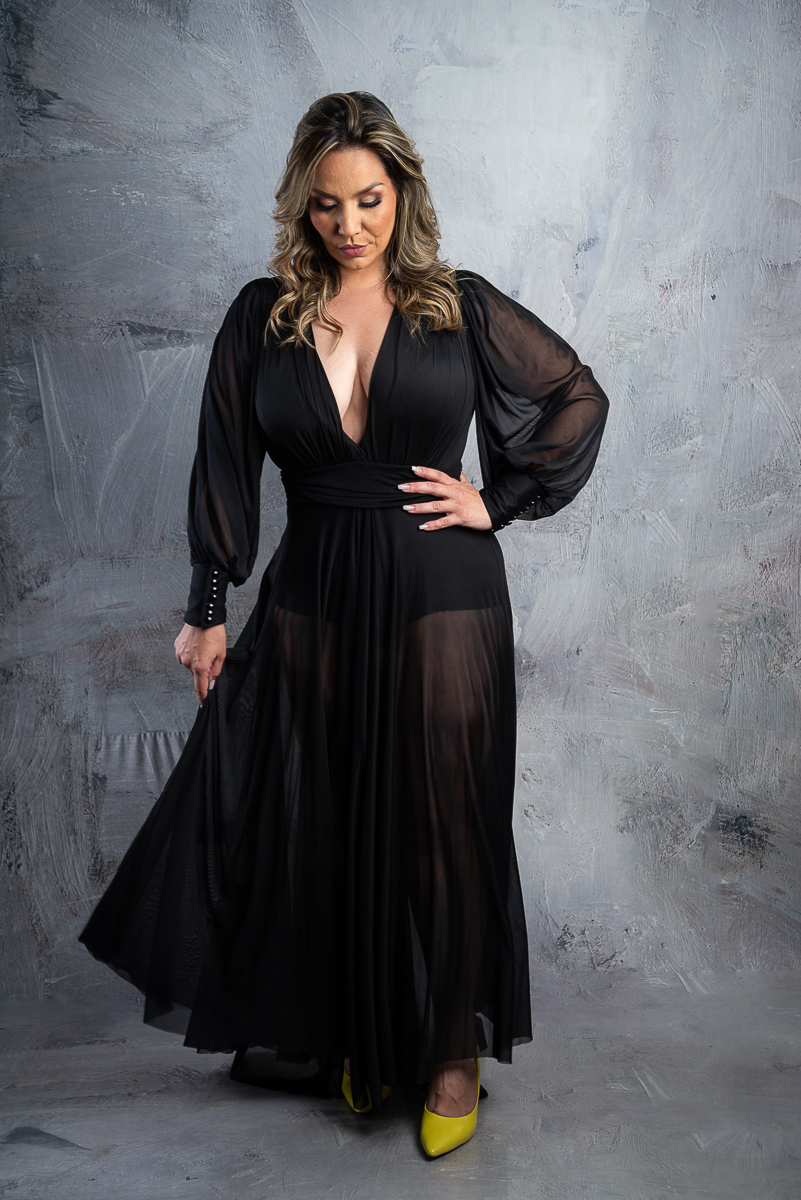 fotografia-ensaio-casal-fotos-em estudio-ensaio-estudio-book-de-casal-luz-de-estudio-flash-tocha-godox-fotografia-iluminacao-fundo-fotografico-cimento-queimado-tatoo-casal-retratos-estudio-fotografico-em-barbacena-isabela-lobato-fotografia-melhor-foto