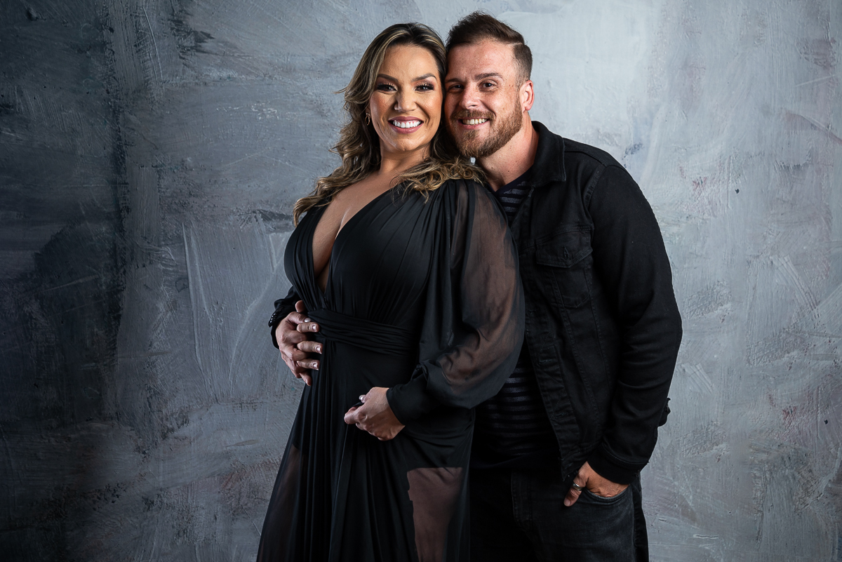 fotografia-ensaio-casal-fotos-em estudio-ensaio-estudio-book-de-casal-luz-de-estudio-flash-tocha-godox-fotografia-iluminacao-fundo-fotografico-cimento-queimado-tatoo-casal-retratos-estudio-fotografico-em-barbacena-isabela-lobato-fotografia-melhor-foto