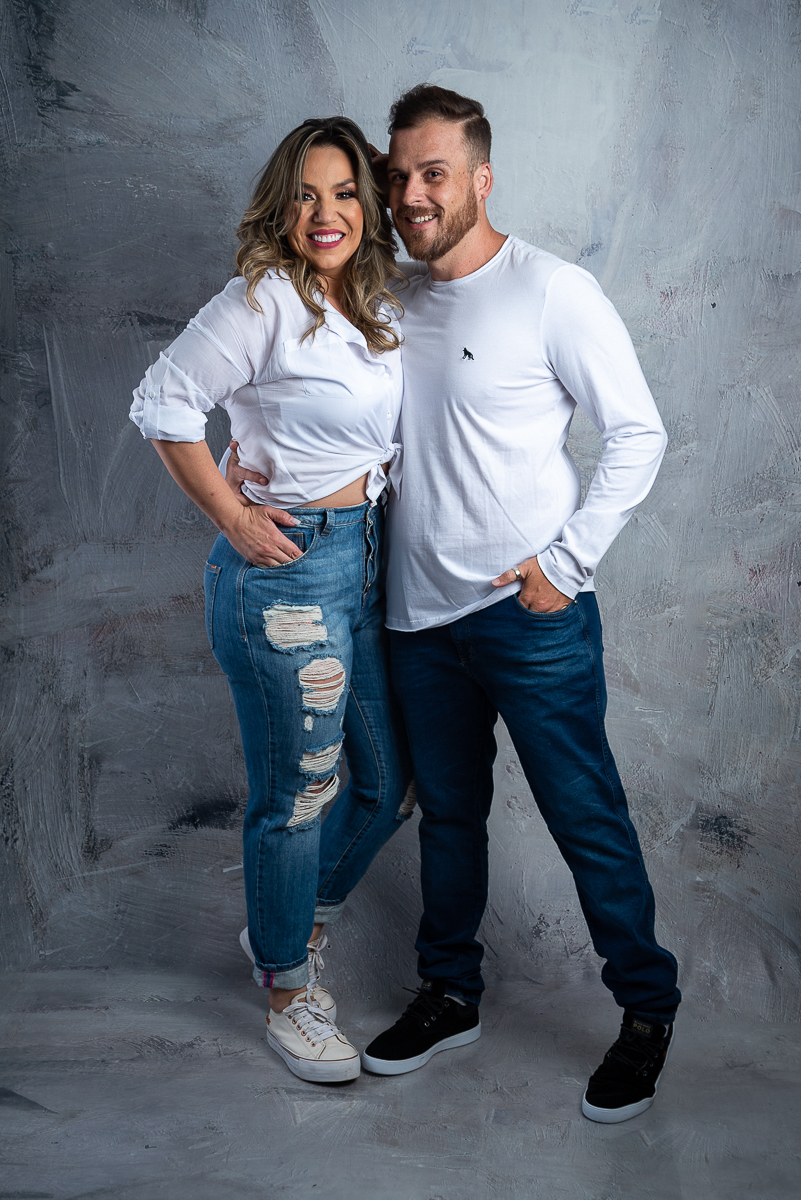 fotografia-ensaio-casal-fotos-em estudio-ensaio-estudio-book-de-casal-luz-de-estudio-flash-tocha-godox-fotografia-iluminacao-fundo-fotografico-cimento-queimado-tatoo-casal-retratos-estudio-fotografico-em-barbacena-isabela-lobato-fotografia-melhor-foto