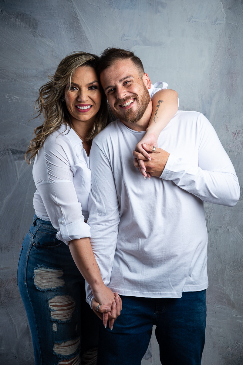 fotografia-ensaio-casal-fotos-em estudio-ensaio-estudio-book-de-casal-luz-de-estudio-flash-tocha-godox-fotografia-iluminacao-fundo-fotografico-cimento-queimado-tatoo-casal-retratos-estudio-fotografico-em-barbacena-isabela-lobato-fotografia-melhor-foto