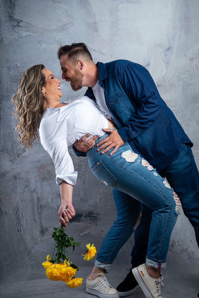 fotografia-ensaio-casal-fotos-em estudio-ensaio-estudio-book-de-casal-luz-de-estudio-flash-tocha-godox-fotografia-iluminacao-fundo-fotografico-cimento-queimado-tatoo-casal-retratos-estudio-fotografico-em-barbacena-isabela-lobato-fotografia-melhor-foto