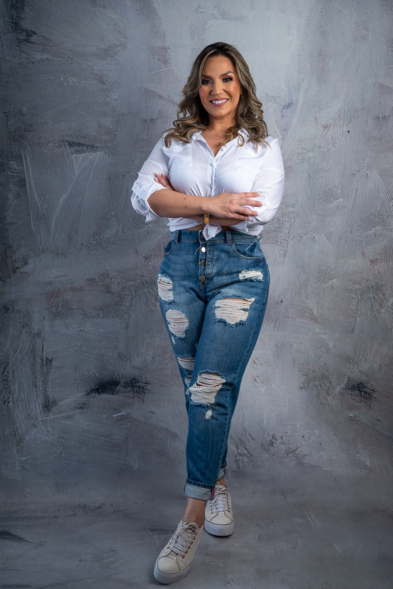 fotografia-ensaio-casal-fotos-em estudio-ensaio-estudio-book-de-casal-luz-de-estudio-flash-tocha-godox-fotografia-iluminacao-fundo-fotografico-cimento-queimado-tatoo-casal-retratos-estudio-fotografico-em-barbacena-isabela-lobato-fotografia-melhor-foto