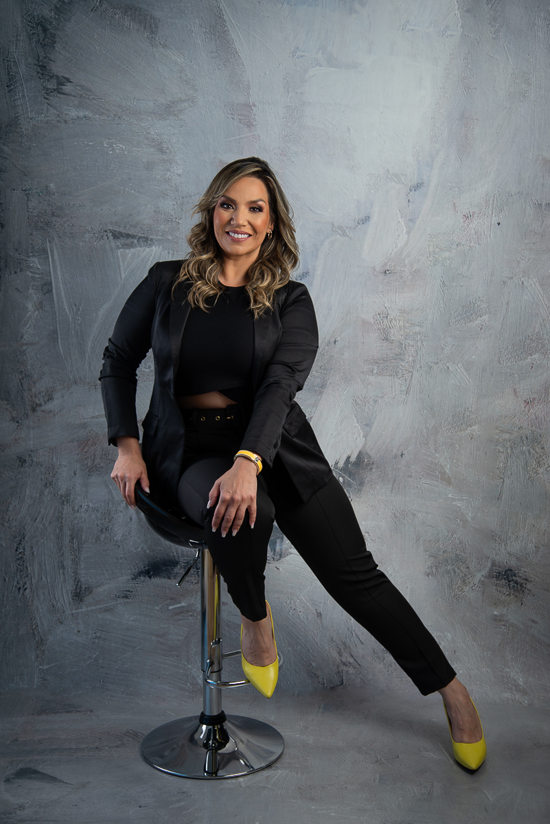 fotografia-ensaio-casal-fotos-em estudio-ensaio-estudio-book-de-casal-luz-de-estudio-flash-tocha-godox-fotografia-iluminacao-fundo-fotografico-cimento-queimado-tatoo-casal-retratos-estudio-fotografico-em-barbacena-isabela-lobato-fotografia-melhor-foto