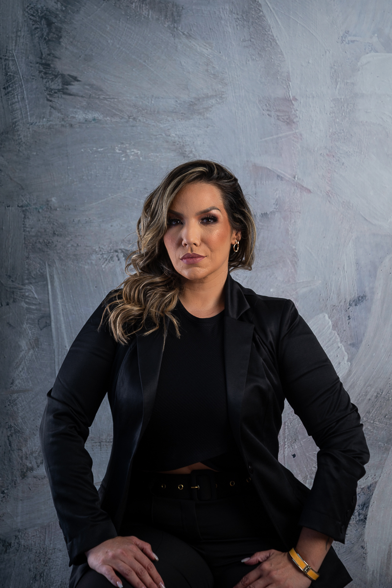 fotografia-ensaio-casal-fotos-em estudio-ensaio-estudio-book-de-casal-luz-de-estudio-flash-tocha-godox-fotografia-iluminacao-fundo-fotografico-cimento-queimado-tatoo-casal-retratos-estudio-fotografico-em-barbacena-isabela-lobato-fotografia-melhor-foto