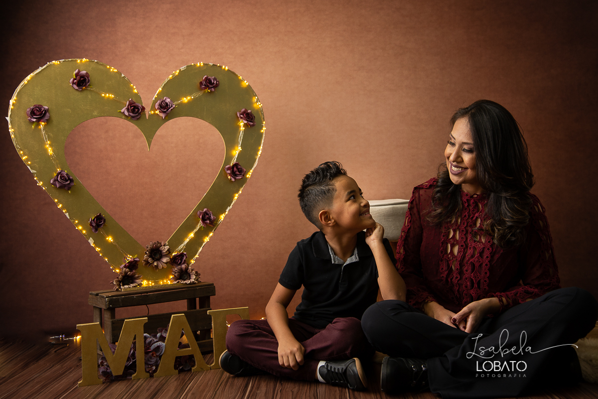 ensaio-fotografico-dia-das-maes-2021-dia-das-maes-2021-amor-de-mae-mundo-azul-filhos-ensaio-mae-e-filhos-mae-&-filho-mii-sessao-dia-das-maes-estudio-fotografico-em-barbacena--melhor-fotografa-de-barbacena-isabela-lobato-fotografia-foto-dia-das-maes-2021