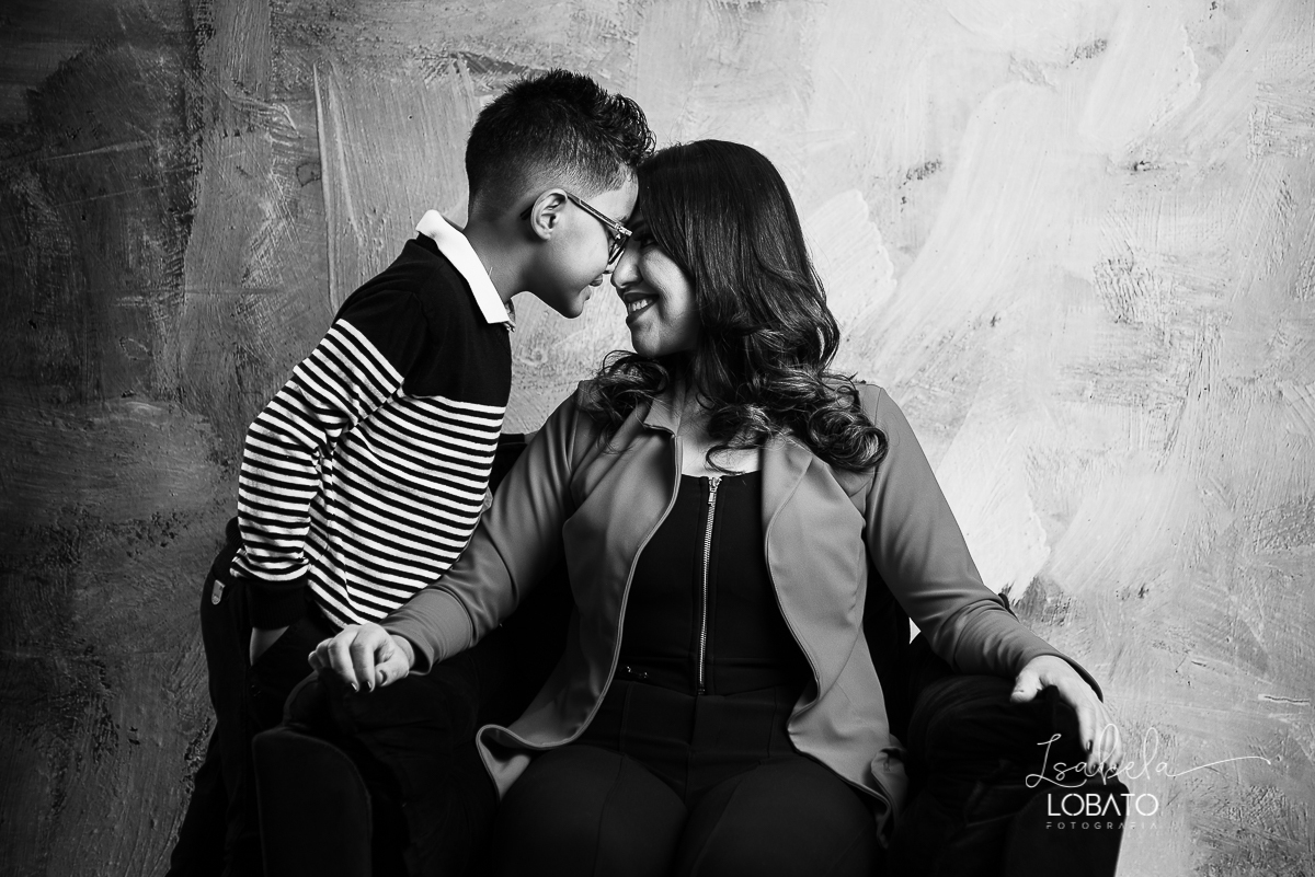 ensaio-fotografico-dia-das-maes-2021-dia-das-maes-2021-amor-de-mae-mundo-azul-filhos-ensaio-mae-e-filhos-mae-&-filho-mii-sessao-dia-das-maes-estudio-fotografico-em-barbacena--melhor-fotografa-de-barbacena-isabela-lobato-fotografia-foto-dia-das-maes-2021