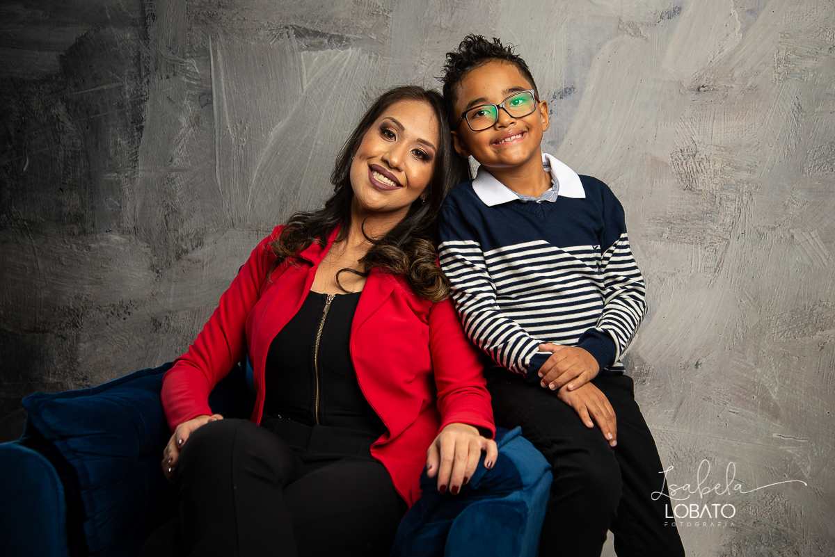 ensaio-fotografico-dia-das-maes-2021-dia-das-maes-2021-amor-de-mae-mundo-azul-filhos-ensaio-mae-e-filhos-mae-&-filho-mii-sessao-dia-das-maes-estudio-fotografico-em-barbacena--melhor-fotografa-de-barbacena-isabela-lobato-fotografia-foto-dia-das-maes-2021