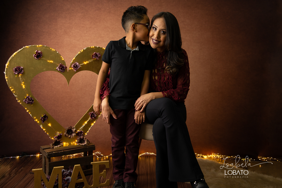 ensaio-fotografico-dia-das-maes-2021-dia-das-maes-2021-amor-de-mae-mundo-azul-filhos-ensaio-mae-e-filhos-mae-&-filho-mii-sessao-dia-das-maes-estudio-fotografico-em-barbacena--melhor-fotografa-de-barbacena-isabela-lobato-fotografia-foto-dia-das-maes-2021