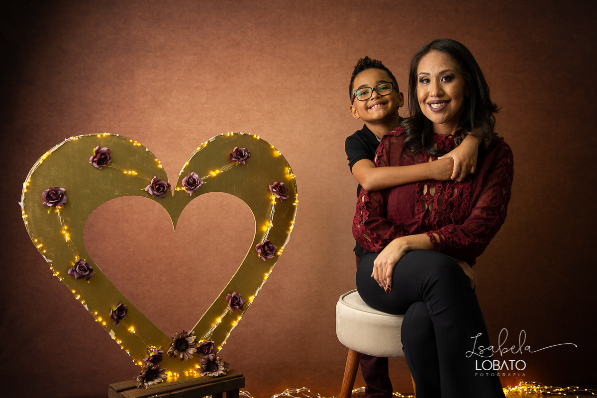 ensaio-fotografico-dia-das-maes-2021-dia-das-maes-2021-amor-de-mae-mundo-azul-filhos-ensaio-mae-e-filhos-mae-&-filho-mii-sessao-dia-das-maes-estudio-fotografico-em-barbacena--melhor-fotografa-de-barbacena-isabela-lobato-fotografia-foto-dia-das-maes-2021