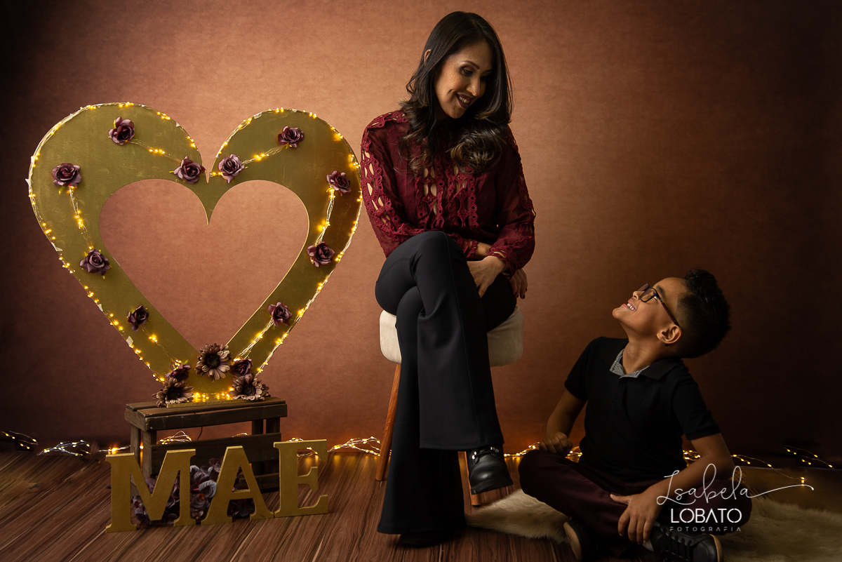 ensaio-fotografico-dia-das-maes-2021-dia-das-maes-2021-amor-de-mae-mundo-azul-filhos-ensaio-mae-e-filhos-mae-&-filho-mii-sessao-dia-das-maes-estudio-fotografico-em-barbacena--melhor-fotografa-de-barbacena-isabela-lobato-fotografia-foto-dia-das-maes-2021