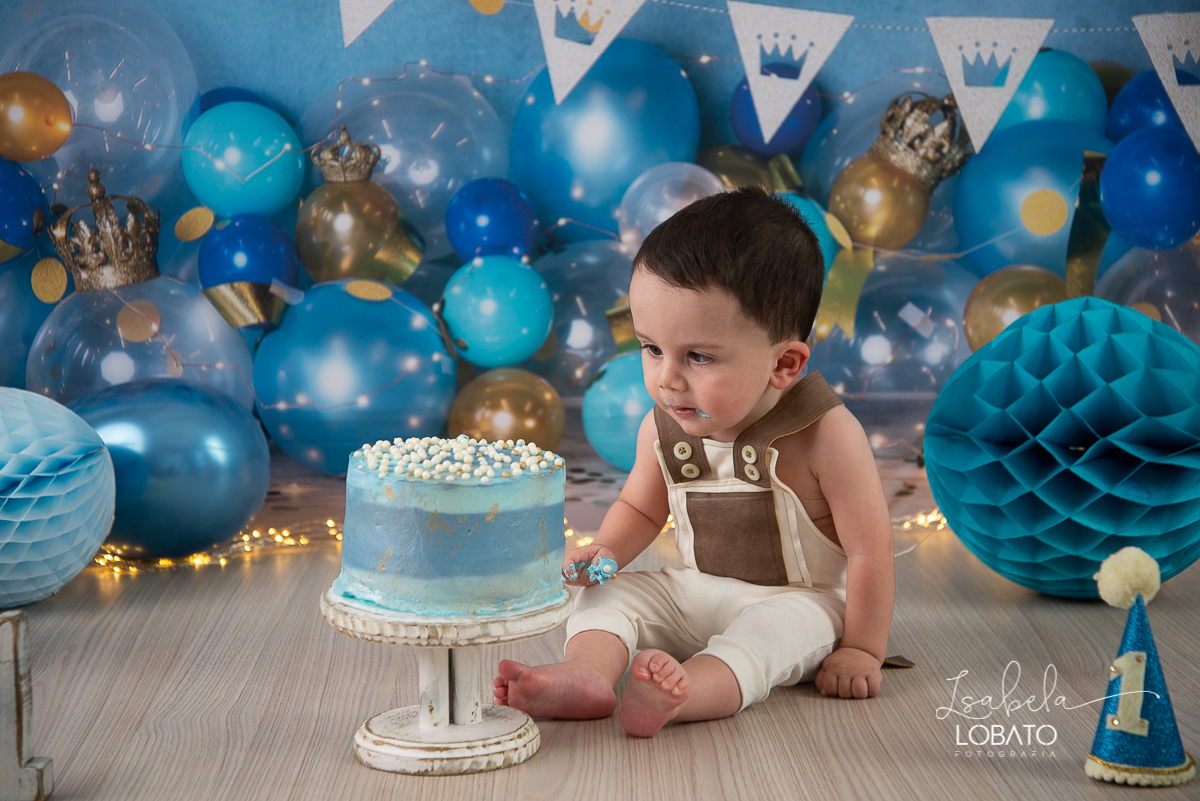 smash-the-cake-fotografia-de-crianca-fotografa-infantil-em-barbacena-melhor-fotografa-de-criancas-em-barbacena-isabela-lobato-estudio-fotografico-acompanhamento-fotografico-de-bebes-a-hora-do-bolo-esmagando-o-bolo-newborn-book-infantil-barbacena-mg