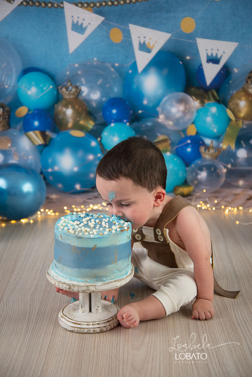 smash-the-cake-fotografia-de-crianca-fotografa-infantil-em-barbacena-melhor-fotografa-de-criancas-em-barbacena-isabela-lobato-estudio-fotografico-acompanhamento-fotografico-de-bebes-a-hora-do-bolo-esmagando-o-bolo-newborn-book-infantil-barbacena-mg